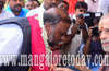 Udupi : After village stay, Minister Anjaneya  has lunch with Krishna Mutt devotees